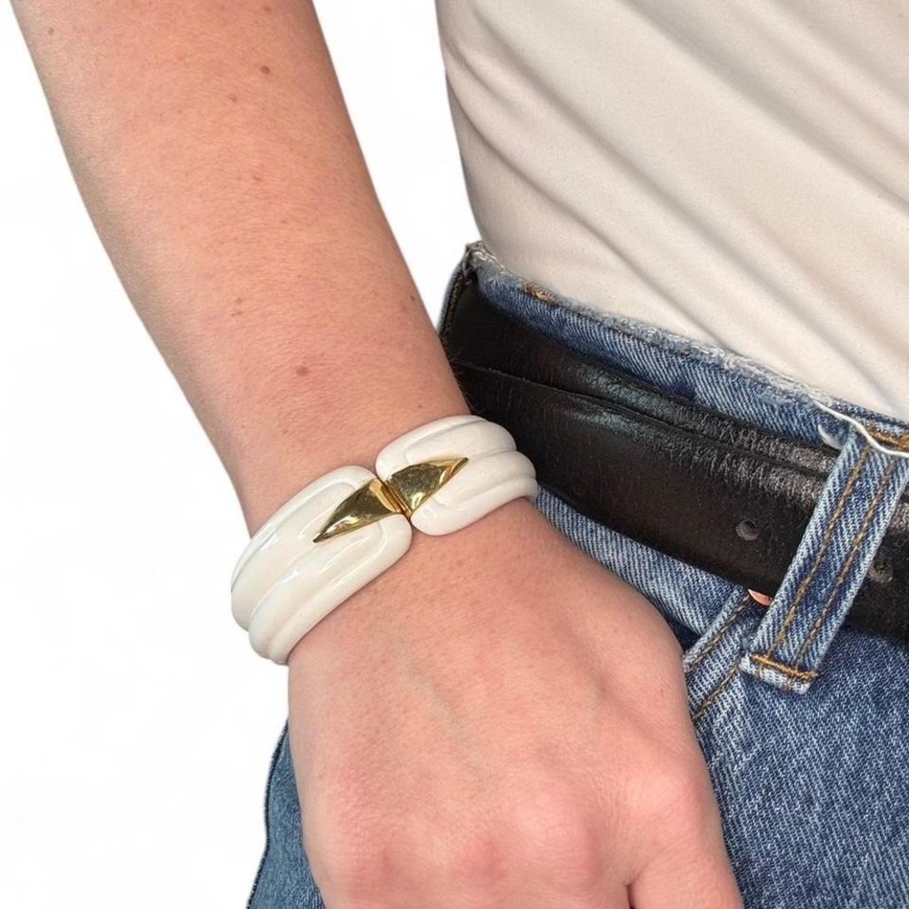 RETRO 60's WHITE & GOLD HINGED CLAMSHELL VINTAGE BANGLE - Picture 1 of 6